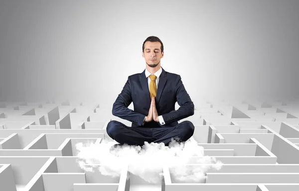Homme d'affaires médite sur un nuage avec concept de labyrinthe — Photo