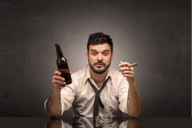 Onun ofisinde kopya alanı ile sarhoş adam