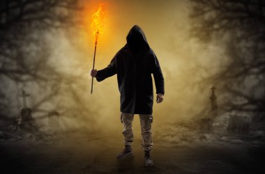 Adam flambeau yanma ile bir çalılık dan geliyor