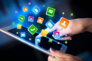 El ile uygulama simgeleri etrafında uçan tablet kullanma