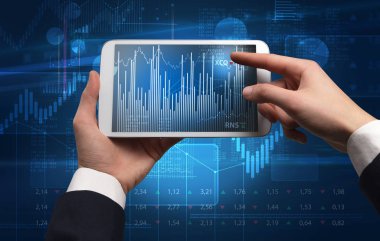 Tablet kullanma ve mali rapor kavramı kontrol el