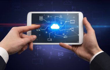 Tablet bulut office konseptiyle ilk kişi görünümü