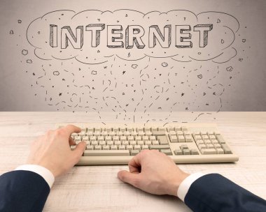 Zarif işadamı el Internet üzerinde çalışma