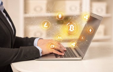 Bitcoin bağlantı ağı ve online kavramı ile dizüstü bilgisayar üzerinde çalışan iş kadın