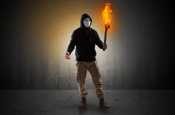 Boş bir alanda flambeau yanma ile yürüyen adam — Stok fotoğraf
