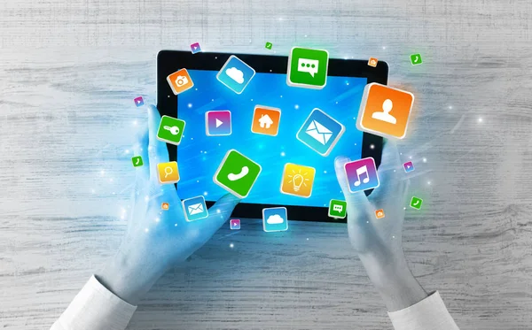 Hand mit Tablet mit Bounce-Anwendungssymbolen — Stockfoto