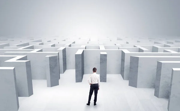 Uomo d'affari non può decidere quale ingresso ha scelto al di fuori del labirinto — Foto Stock