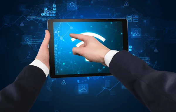 Hand met tablet met online concept — Stockfoto