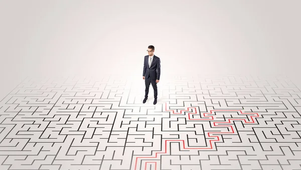 Jeune entrepreneur debout au milieu d'un labyrinthe — Photo
