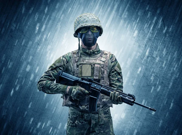 Солдат, стоящий в дождливую погоду — стоковое фото