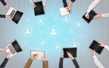 Dizüstü bilgisayarlar ve office konseptiyle tablet üzerinde çalışan bir grup ile aygıt içinde insan eller