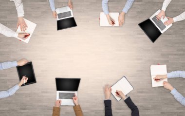 Bir grup insan ile aygıt Resepsiyon tartışma ve dizüstü bilgisayarlar, tabletler takım üzerinde eller içinde