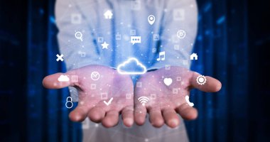 Bulut sistem hologram ekranı tutan kişi