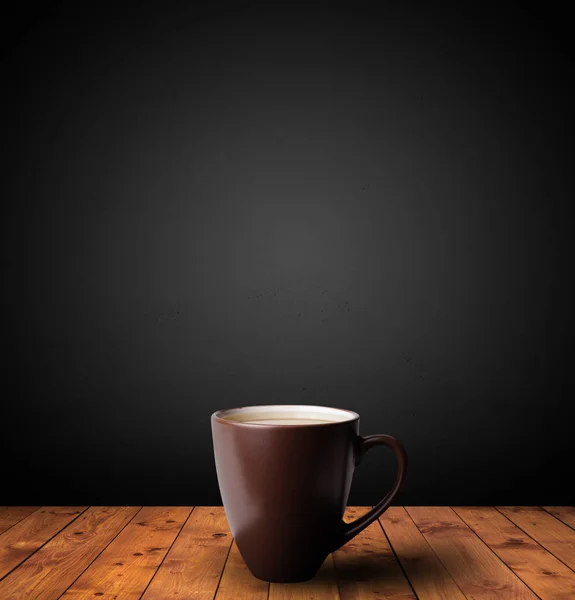 Becher mit Getränken auf dem Tisch — Stockfoto