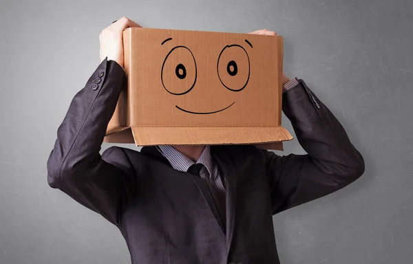 Homem com cabeça de caixa de cartão sorridente — Fotografia de Stock