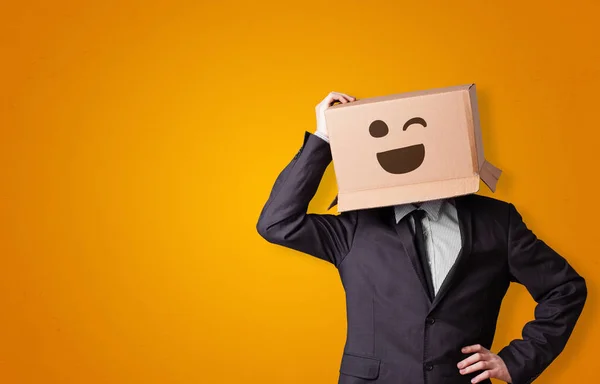 Hombre divertido sonriendo con cabeza de caja de cartón —  Fotos de Stock