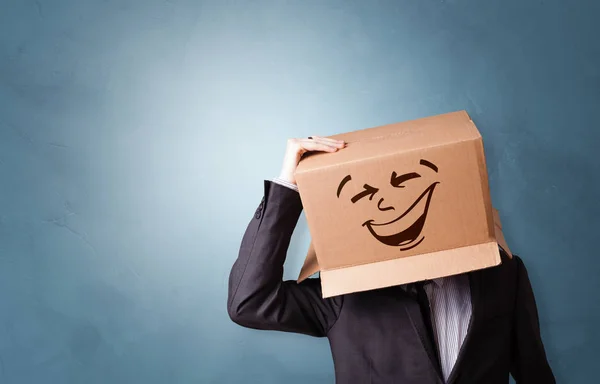 Jovem com cara de caixa de papelão feliz — Fotografia de Stock