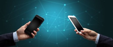 Akıllı telefonlar holding iki eller yakın çekim
