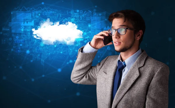 Людина розмовляє по телефону з концепцією хмарних технологій — стокове фото