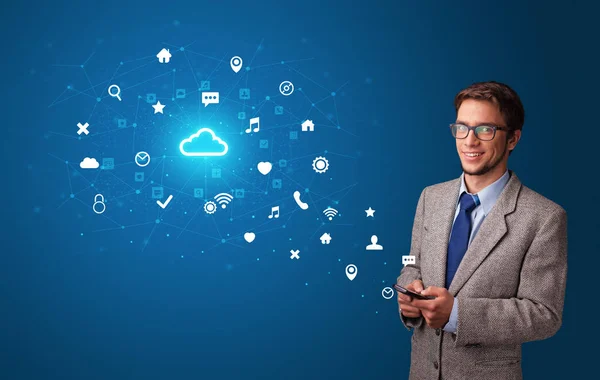 Persoon met behulp van telefoon met cloud technologie concept — Stockfoto
