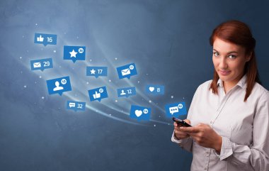 Sosyal medya kavramı ile telefon kullanan genç kişi