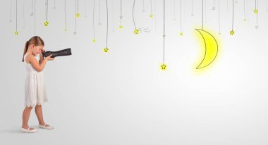 Küçük çocuk ampuller için spyglass üzerinden seyir