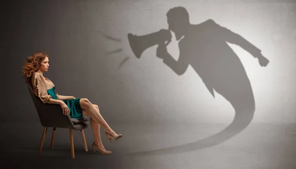 Sombra escura gritando a senhora elegante — Fotografia de Stock