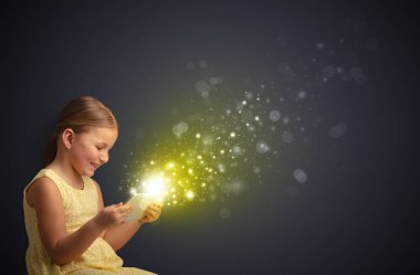 Köpüklü tablete oynayan küçük çocuk
