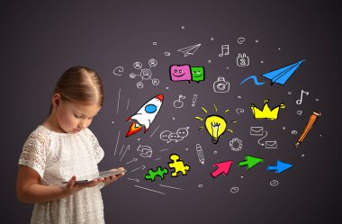 Kız holding tablet uygulamaları kavramı ile