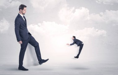 Büyük patron küçük çalışan tekme