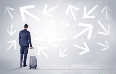 İşadamı rengarenk oklarla çekip geri