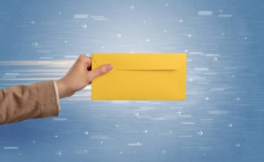 Zarf oklarla tutan el