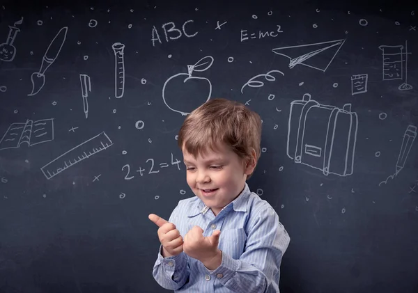 Niño frente a una pizarra dibujada — Foto de Stock