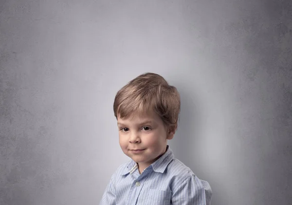 Чарівний маленький хлопчик перед порожньою стіною — стокове фото