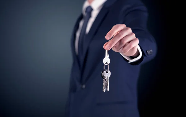 Joven entrega las llaves — Foto de Stock