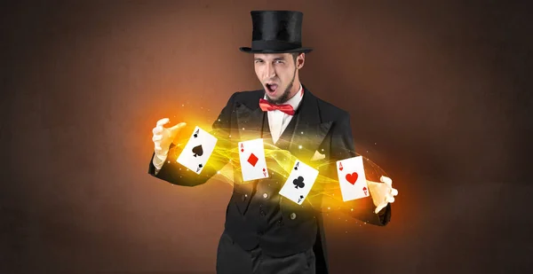 Illusionista fazendo truque com cartas mágicas — Fotografia de Stock