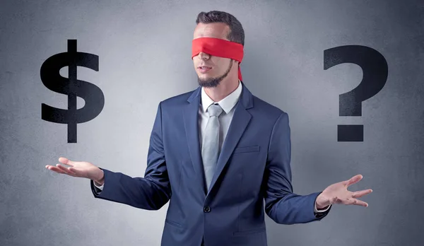 Mannen med band på hans öga håller dollartecken — Stockfoto
