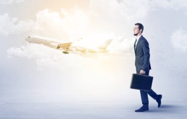İş adamı bir yere uçak ile gidiyor