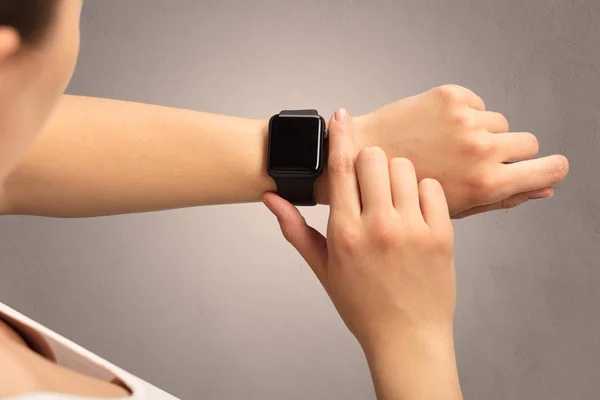 Mão com smartwatch — Fotografia de Stock