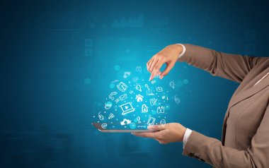 El tutma tablet tebeşir çizilmiş sembolleri yukarıda bulunan