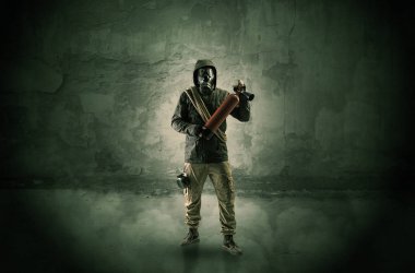 Tehlike adamın önünde bir ufalanan duvar