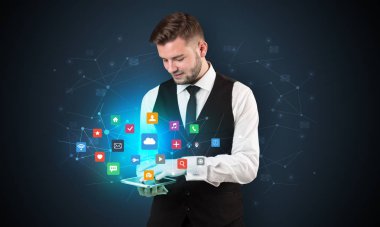 Tablet ve uygulama ile genç işadamı