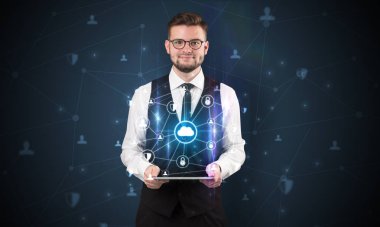 Güvenli bulut kavramı ile işadamı ve tablet