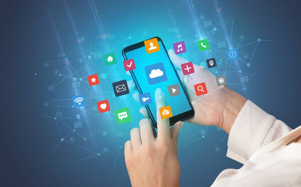 Рука с помощью смартфона с иконками приложений
 