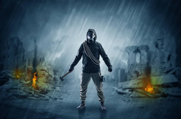 After catastrophe men coming in gas mask and arms — Stock Photo, Image