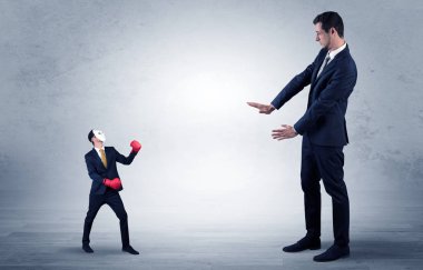 Küçük maskeli işadamı için yalvarıyor işadamı