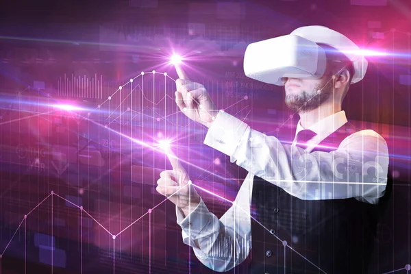 Homem de pé com óculos VR e gráficos gráficos — Fotografia de Stock