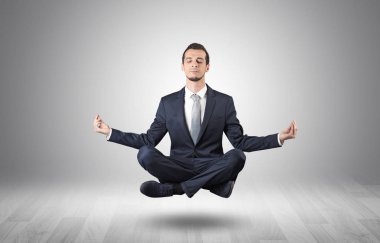 İşadamı bir boşluk kavramı içinde meditasyon
