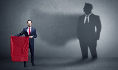 Boğa güreşçisi kavramı ve onun gölgesi arka planda ile işadamı