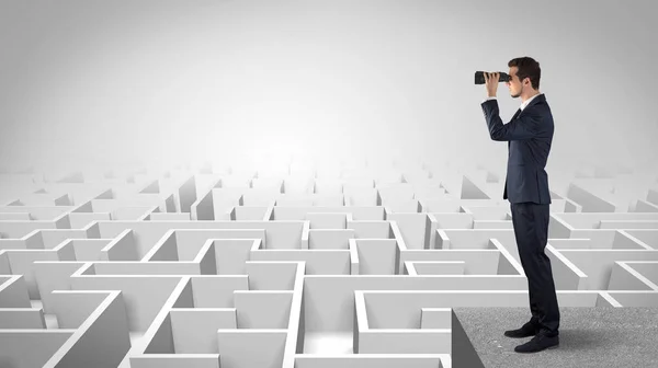 Uomo in piedi su un labirinto con binocolo — Foto Stock